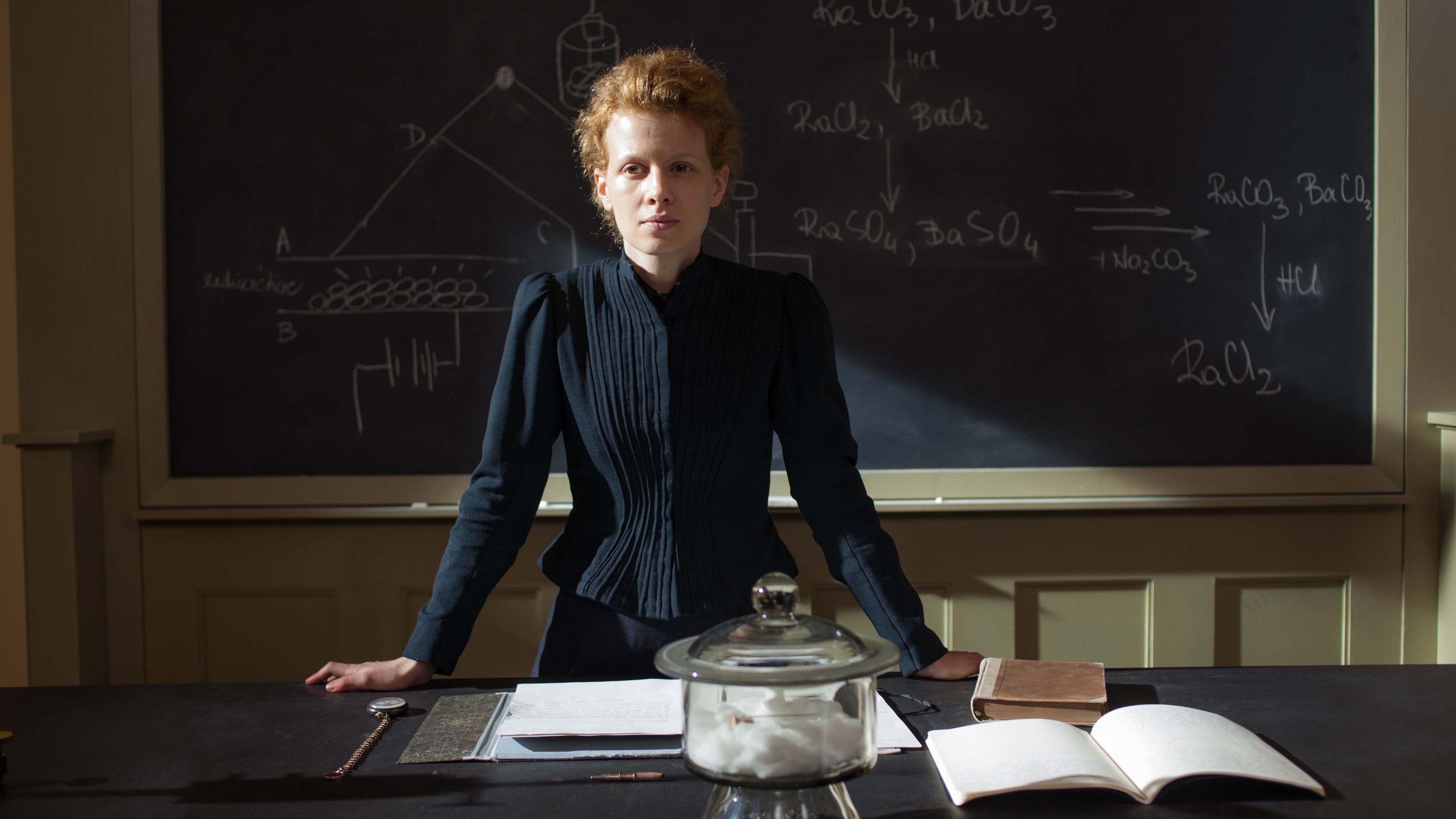 Marie Curie  un fragile portrait d'une scientifique féministe à l